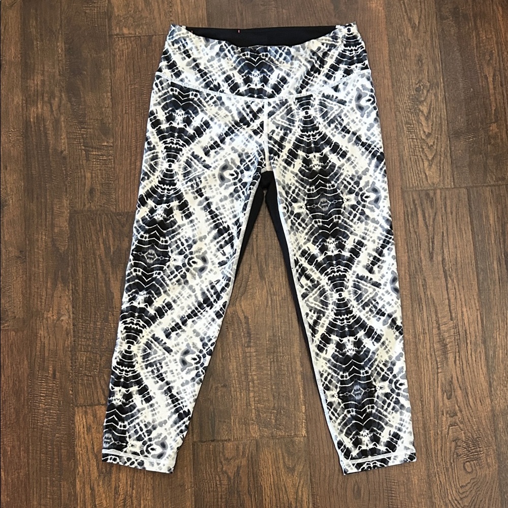 Victoria’s Secret X Knockout Black and White Cropped Athletic Leggings - M